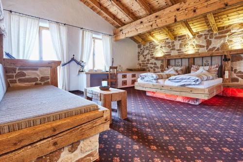 Un pat sau paturi într-o cameră la Hotel Gasthof Eder GmbH