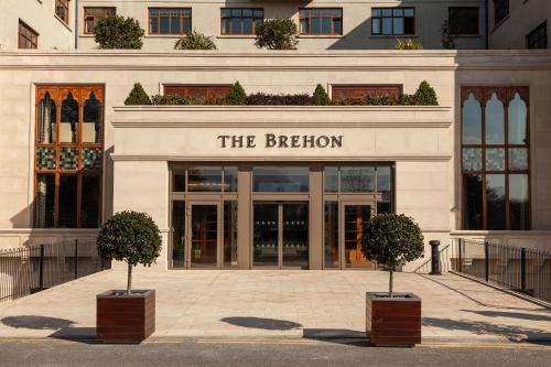 een wit gebouw met een bord dat de bibliografie leest bij The Brehon Hotel & Spa in Killarney