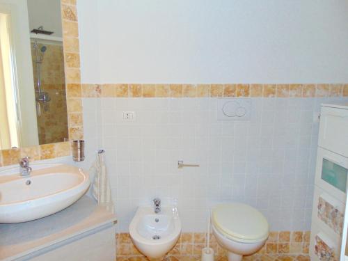 A bathroom at S068 - Sirolo, nuovo bilocale con terrazzo