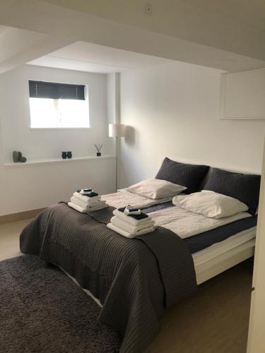 een slaapkamer met een bed met handdoeken erop bij Cph Lux Apartment KV in Kopenhagen