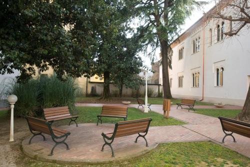 a group of benches sitting in a park at Casa Al Carmine in Padova