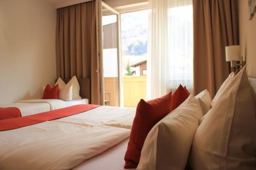 Postel nebo postele na pokoji v ubytování Hotel Alpenland