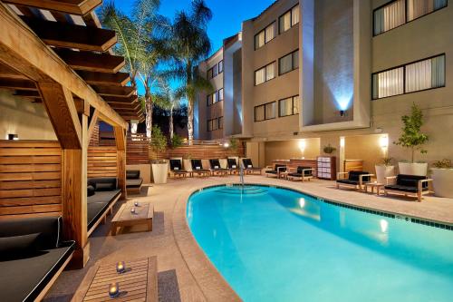 a swimming pool in the middle of a hotel at The Anza-a Calabasas Hotel in Calabasas