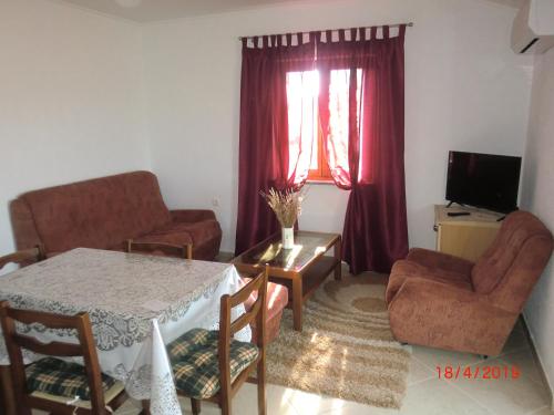 A seating area at Apartman Zita