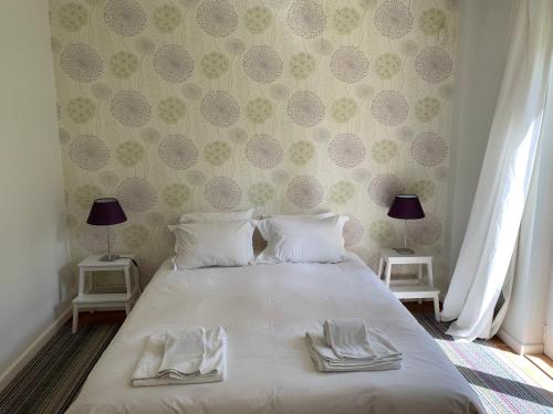 ein Schlafzimmer mit einem Bett mit zwei Handtüchern darauf in der Unterkunft Aroeira Villa near Lisbon- Daydream PT in Charneca