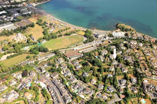 uma vista aérea de uma cidade junto à água em Chelston Dene Holiday Apartments em Torquay