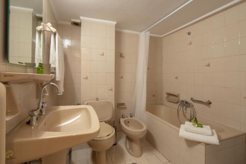 łazienka z umywalką, toaletą i wanną w obiekcie Kleio - Spacious apartment in Glyfada w Atenach