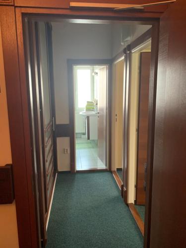 un corridoio con porta che conduce a una camera di Poľovný dom a Jelšava