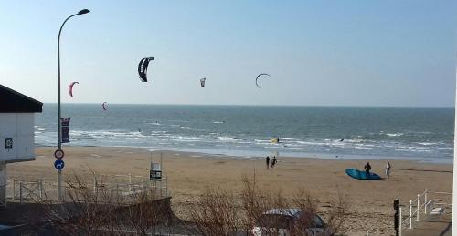 Photo de la galerie de l'établissement Bernières-sur-Mer Appartement chaleureux, à Bernières-sur-Mer