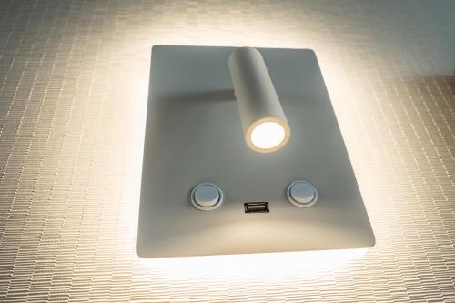 a light that is on top of a table at Sercotel Valencia Alameda 41 in Valencia