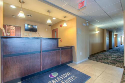Una televisión o centro de entretenimiento en Cobblestone Inn & Suites - Wray