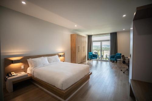 Postel nebo postele na pokoji v ubytování Hôtel du Domaine, centre de villégiature et de congrès