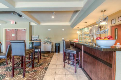 Un restaurante o sitio para comer en Cobblestone Inn & Suites - Wray