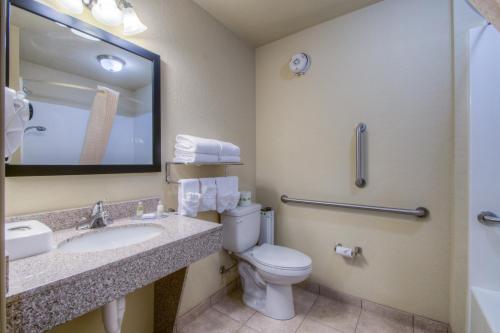 Un baño de Cobblestone Inn & Suites - Wray