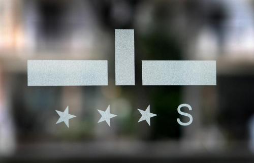Sijil, anugerah, tanda atau dokumen lain yang dipamerkan di Hotel Principe di Piemonte