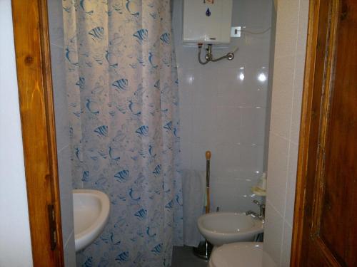 baño con 2 lavabos y cortina de ducha en Casa Sassa, en Sassa