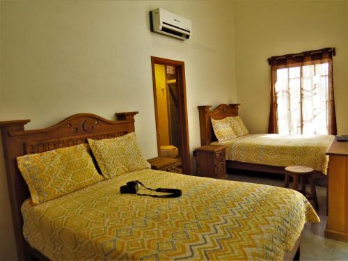 um quarto com uma cama com um chapéu em Hotel Purisima Concepción em Landa de Matamoros