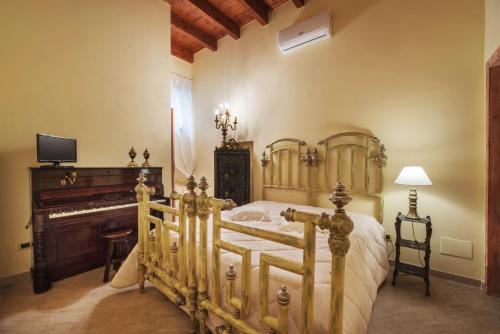 een slaapkamer met een groot bed en een piano bij B&B Trani Palace in Trani