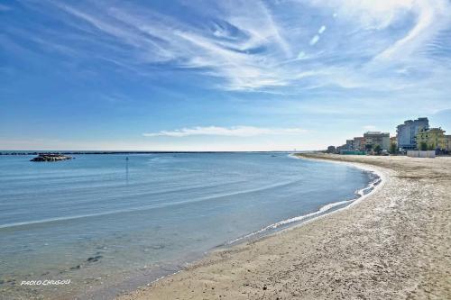 a view of the beach on a sunny day at Hotel Mondial in Bellaria-Igea Marina