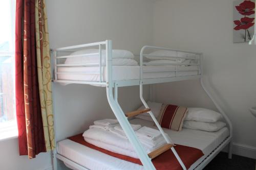 Ένα ή περισσότερα κρεβάτια σε δωμάτιο στο Backpackers Blackpool Hotel & Suites