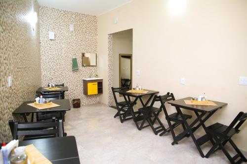 a restaurant with tables and chairs in a room at Hotel Hot Brás in Sao Paulo