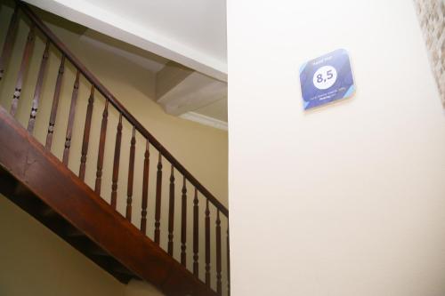 a sign on a wall next to a staircase at Hotel Hot Brás in Sao Paulo