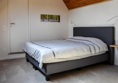 - une chambre avec un grand lit dans l'établissement B&B Plattestien, à Halle