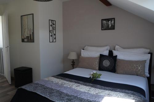 Una cama o camas en una habitación de L&R Gérardmer