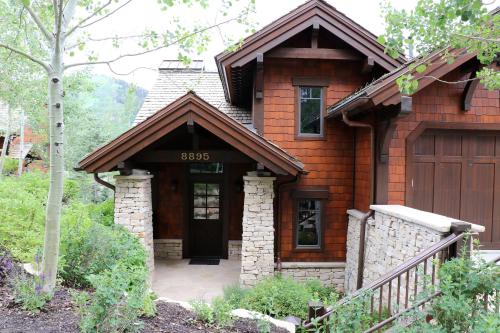 une maison avec une porte en bois et une terrasse couverte dans l'établissement Deer Valley's Signature Collection, à Park City