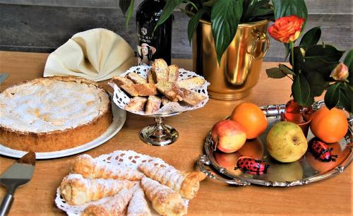 ビアスカにあるHotel della Postaのパイ、フルーツ、ケーキをトッピングしたテーブル