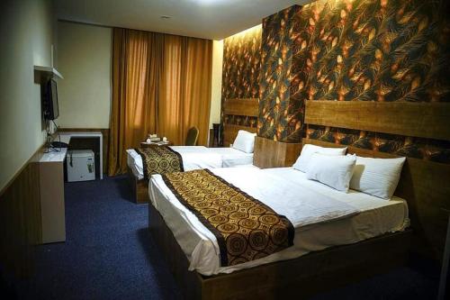 Un pat sau paturi într-o cameră la Al Jawahiri Hotel