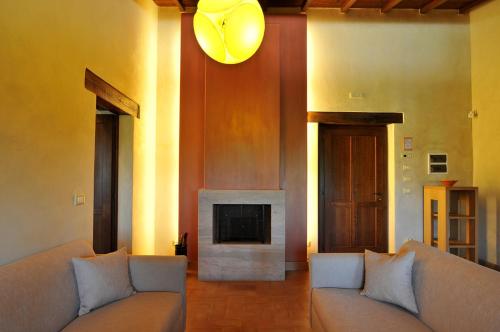 a living room with two couches and a fireplace at Country House Casco Dell'Acqua in Trevi