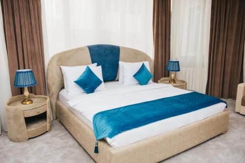 Sunday Hotel Baku tesisinde bir odada yatak veya yataklar