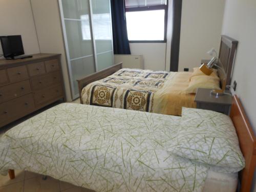 sypialnia z 2 łóżkami, komodą i lustrem w obiekcie B&B Relax w mieście Vicenza