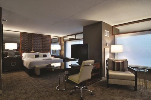 Cette chambre comprend un lit, un bureau et une chaise. dans l'établissement MGM Grand, à Las Vegas