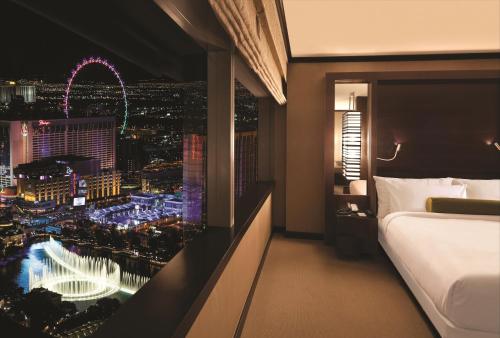 Schlafzimmer mit Blick auf die Stadt in der Nacht in der Unterkunft Vdara Hotel & Spa at ARIA Las Vegas in Las Vegas