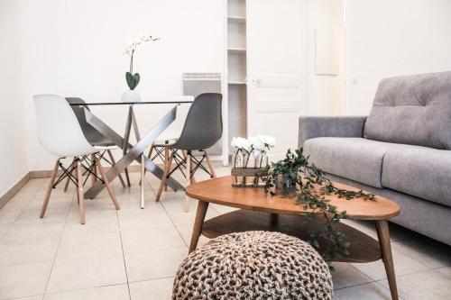 un salon avec un canapé et une table dans l'établissement Best quality price ! - Central - 350m Palais and Croisette, à Cannes