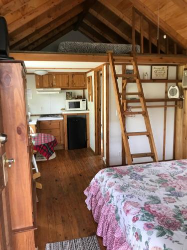 מיטה או מיטות קומותיים בחדר ב-Ft. Wilderness RV Park and Campground