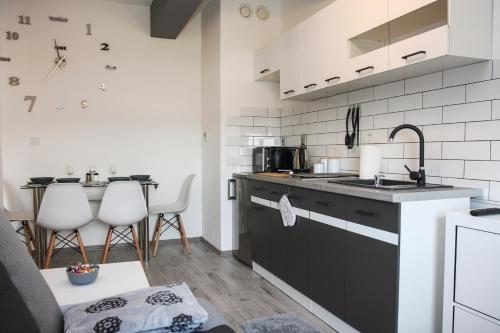 a kitchen with a sink and a counter top at Casa de Rosa in Zator