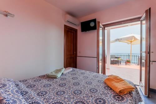 una camera da letto con un letto e vista sull'oceano di Loggetta19 a Ravello