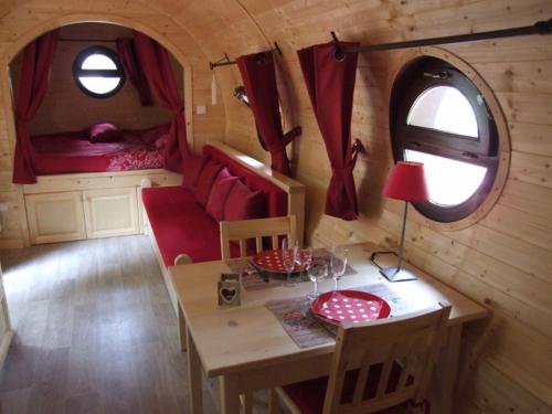 une chambre avec une table et une chambre avec un lit dans l'établissement LES GITES DU PARC MANTOCHE LE TONNEAU, à Mantoche