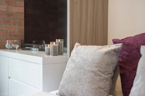 ein Wohnzimmer mit einem Kissen und einer Theke in der Unterkunft ChocoLets - The Quality Suite in York