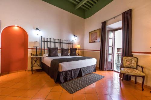 Un pat sau paturi într-o cameră la Hotel de la Paz