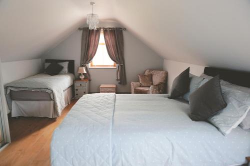Ліжко або ліжка в номері Dolmen Cottage