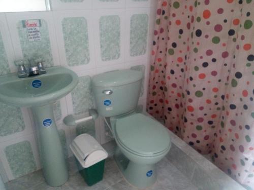 a bathroom with a toilet and a sink at HOTEL EL CAMINANTE DEL LLANO in Pore