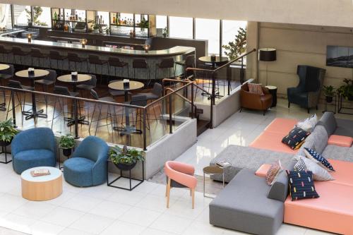 eine Lobby mit Sofas und Stühlen sowie eine Bar in der Unterkunft Hotel Murano in Tacoma
