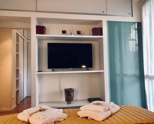 Televisyen dan/atau pusat hiburan di Florence Libertà apartment with balcony