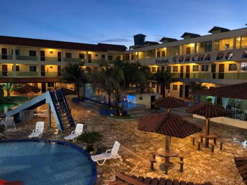 een hotel met een zwembad en een resort bij Hotel Concha do Mar in Salinópolis
