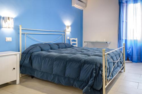 a blue bedroom with a bed with blue sheets at CASA Annmarie in Castellammare del Golfo