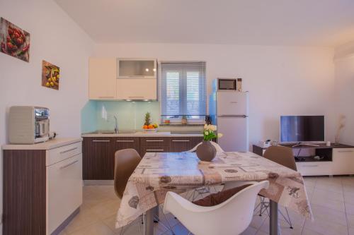 Dapur atau dapur kecil di Apartman Madlen